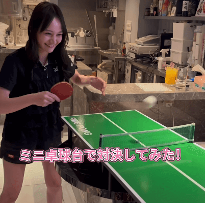 キュートフェイスの卓球女子、ラストに絶叫ありの”ミニ卓球台・白熱対決ムービー”を披露！