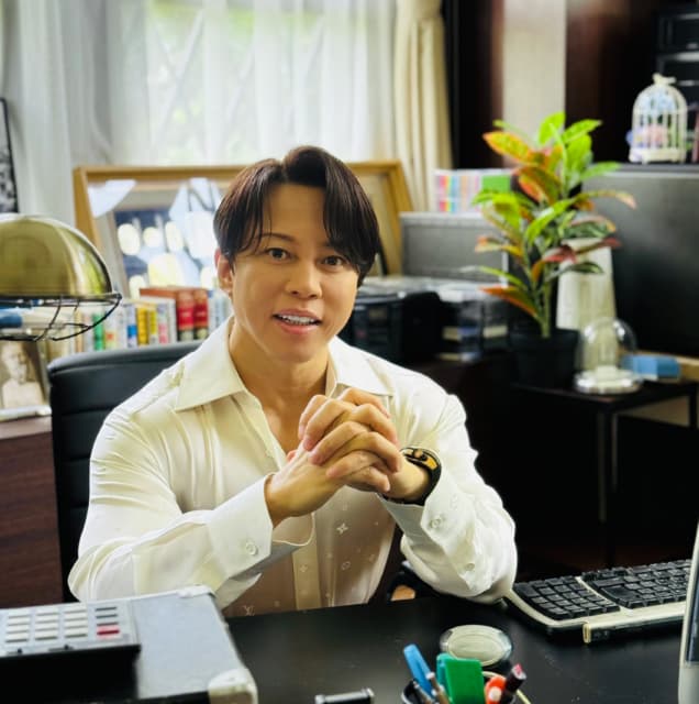 「今日は朝から顧問の先生ですよ。」西川貴教が先生ポジション。オフショットをシェア