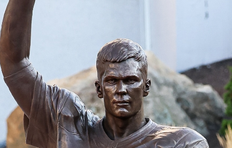 NFL パトリオッツ、伝説のQBを称える新スタチュー公開！細部までこだわった造形にファン熱視線