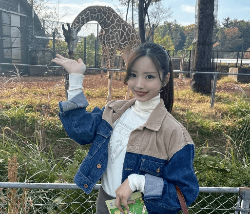 「キリンの餌付けが大成功だね」スポーツ美女子、アニマルワールドで魅せた癒しショットに反響続々「女神様だね」