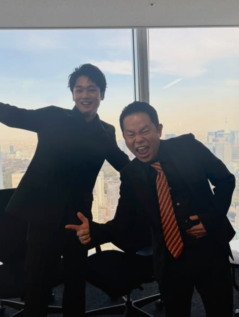 スーツ姿で全力ポーズ　中川大輔、超人気芸人との共演ショットに反響