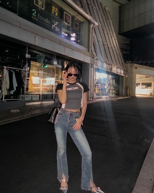 人気インフルエンサーが夜の街を背景に美スタイルを披露