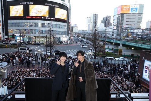 佐野勇斗と目黒蓮が新宿駅前に登場！　『トリリオンゲーム』公開直前イベントに多くのファン駆けつける