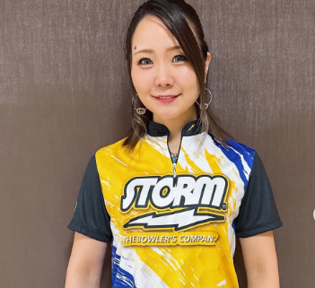 プロボウラー・霜出佳奈、新作ウェア4色を披露「カッコ可愛いデザインに悩んじゃう」