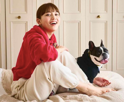 川口春奈さんが愛犬と”そっくりすぎる”ラブラブショットを公開🐶💕「ホントだ！似てる😍」