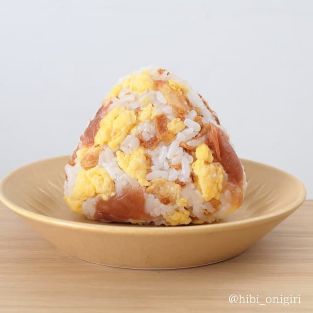 フライドオニオンで満足感ましましに！おにぎり作家が栄養&ボリュームバッチリなおにぎりを紹介