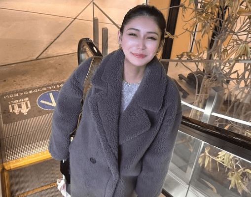 「最高すぎや…」人気ラウンドガール、微笑みの“エスカレーター・ショット“公開にファンハート・エスカレーション！「モデルに方向変更して…」