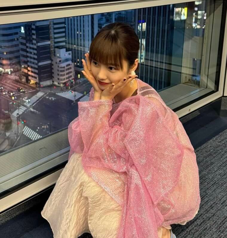 元AKB48メンバーがキュートなお座りショットを公開