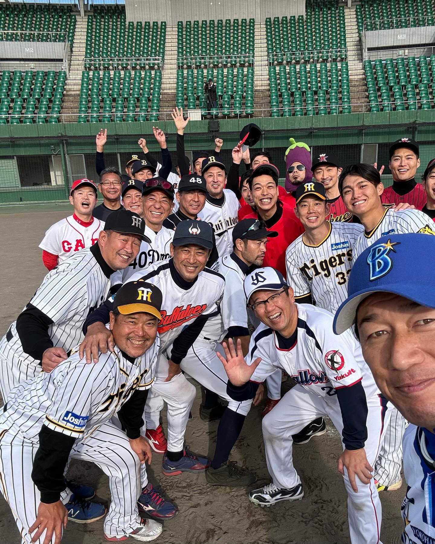 DeNA・三浦大輔監督が豪華なショットを披露⚾️📸「ユニフォーム姿が眩しい✨」