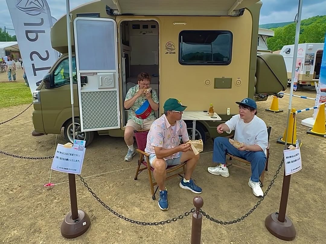 何を話してるの!? 濱口優、キャンピングカー前で“真剣モード”