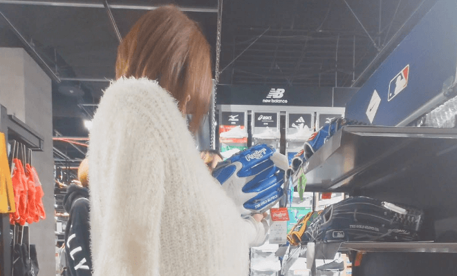 「キャッチボールしましょ！」野球美女子、新たにグローブを新調！現地ショットにファン注目の眼差し「二刀流の道が見えて来ましたね」