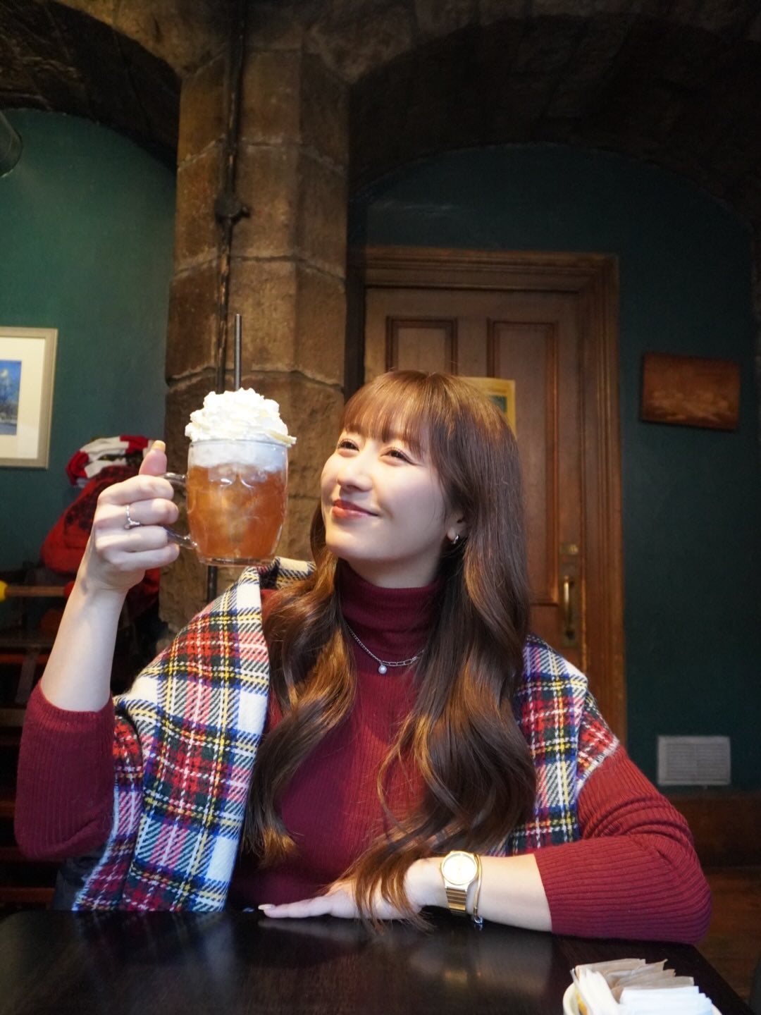 「本場でバタービール」ももクロ・佐々木彩夏がヨーロッパ旅のオフショを公開！