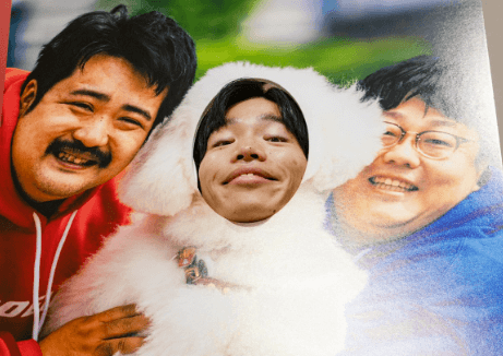 あの人気コント師が写真展を開催、”まあるいふたり”との3ショット披露