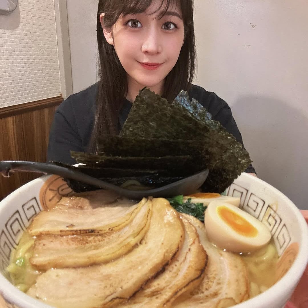 女子プロレスラー・上原わかな、今度はラーメン大食いに挑戦？！大量チャーシュー乗せラーメンを前ににっこり