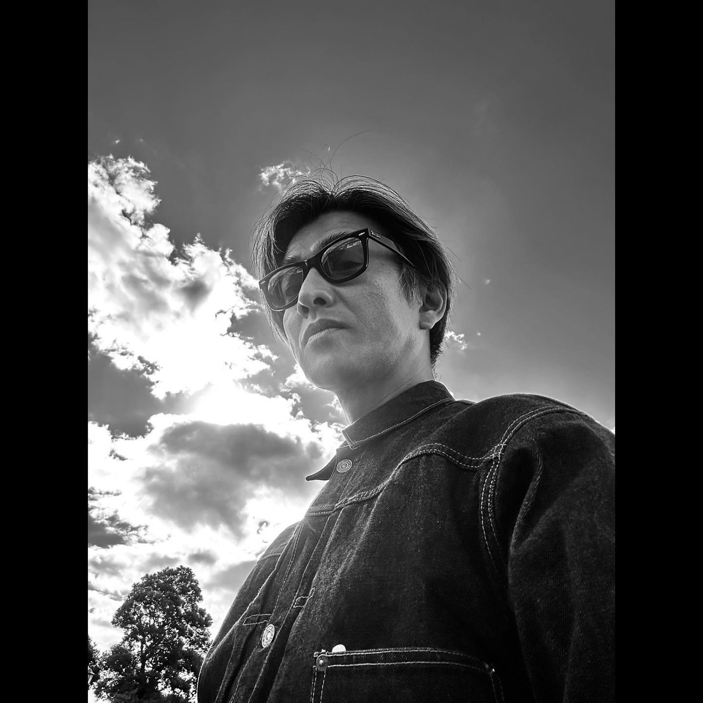 木村拓哉がモノクロ自撮りショットを投稿‼