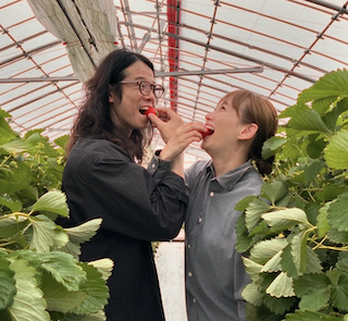 人気芸人 妻との”仲良すぎ”なラブラブ2ショット公開し話題に「こんな夫婦になりたい…」