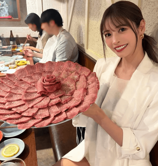 「花束みたいなお肉だ」あの美女インフルエンサーが焼肉デートの”映え肉ショット”を披露し話題沸騰！