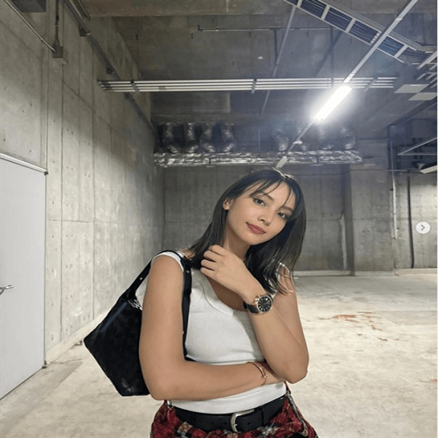 滝沢カレンが帰国後の日々を語る、腰巻きチェックシャツのお洒落コーデも公開