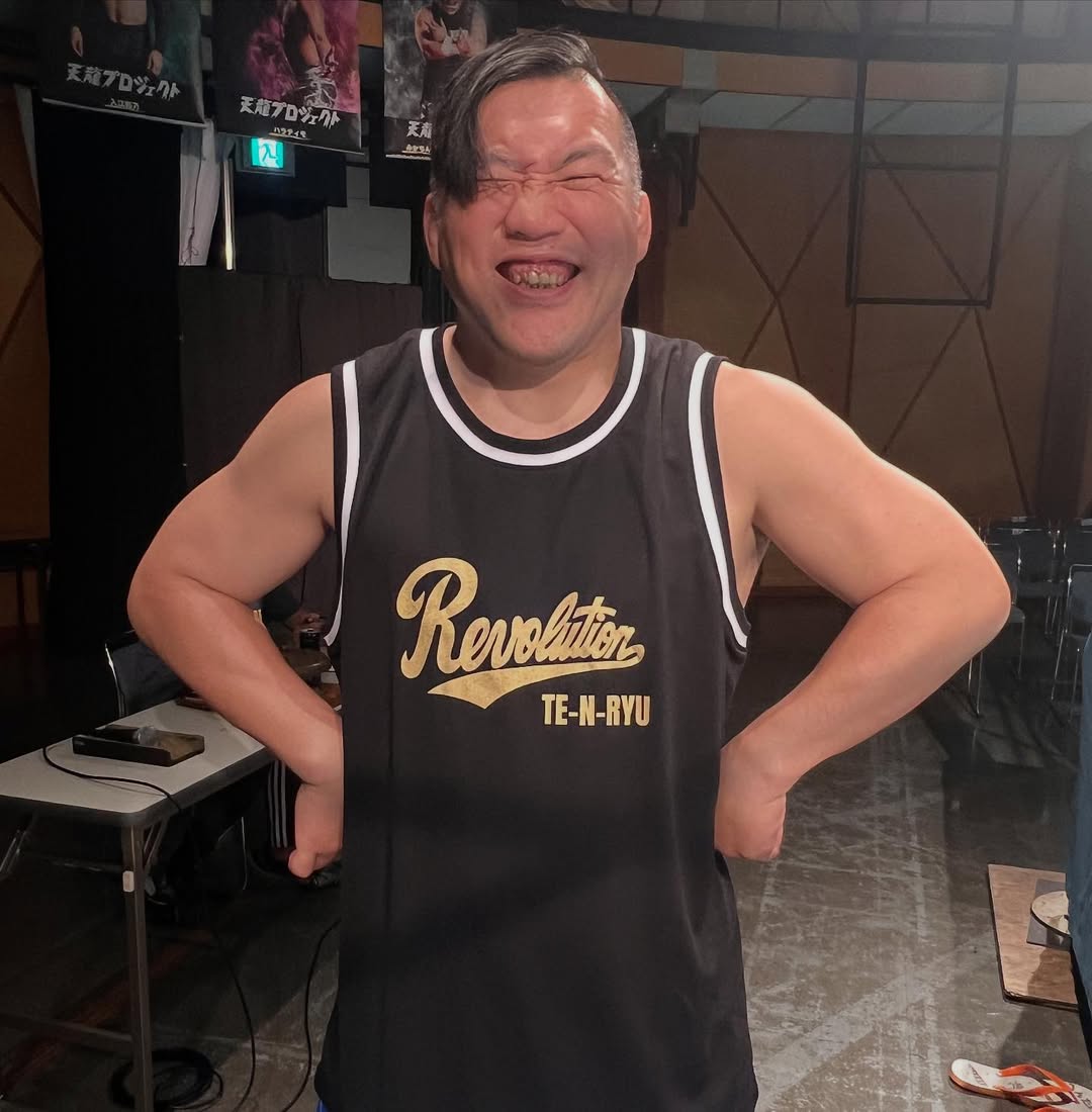 プロレスラー・佐藤光留、レボリューションタンクトップを着た明るさ弾けるショットにファン「いい笑顔！」
