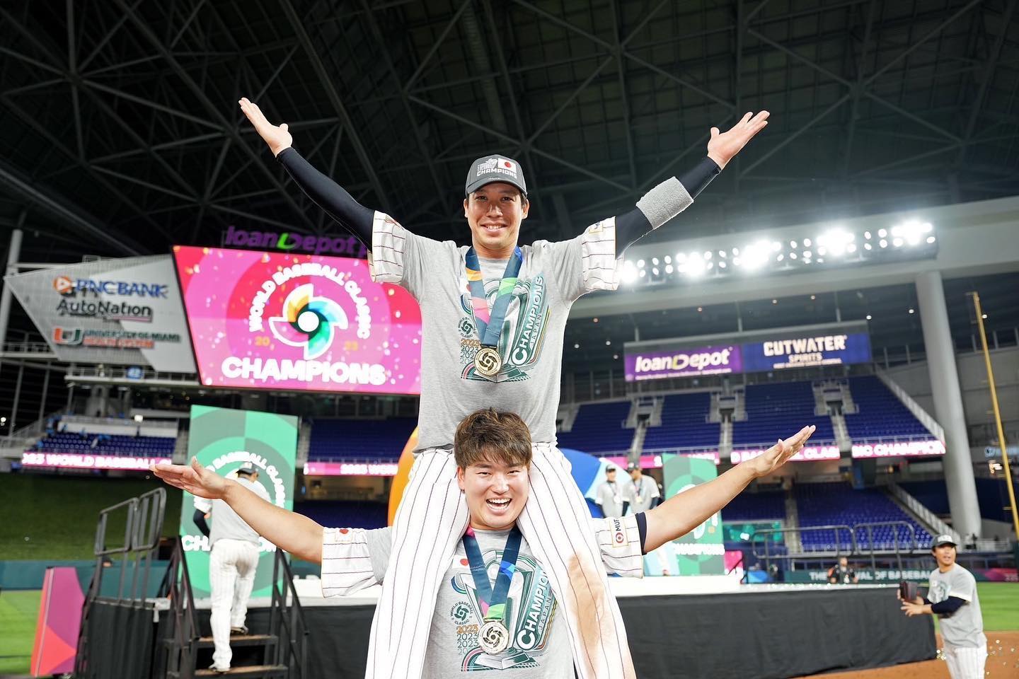 村上宗隆が山田哲人との肩車ショットを公開✨📸「てつむね最高です😂😂」