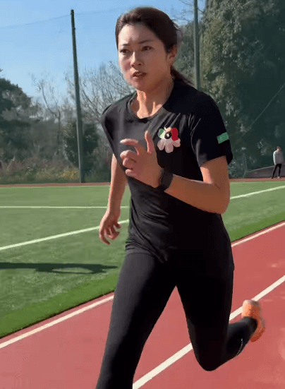 「萌えます。」美女陸上選手、走路で全力疾走！笑顔も振りまく”ラントレムービー”にファン夢中「カッコいい！」