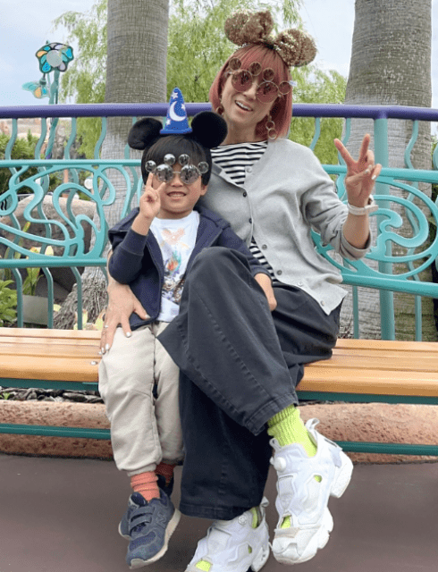 「大満喫な1日でした！」hitomi、親子で夢の国へ！成長感じる子供達への思い投稿