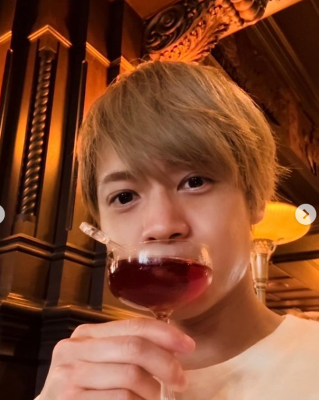 「恋じゃんこんなの」人気男性アイドルが自撮りを披露「ひとりカクテルパーティー🍸」の場所とは