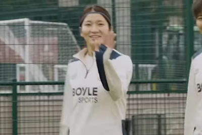 美女サッカー選手・遠藤優、海外移籍先にて”フィールド練習＆交流風景”を披露！早くも溶け込む姿に注目「頑張れー優ちゃん！」