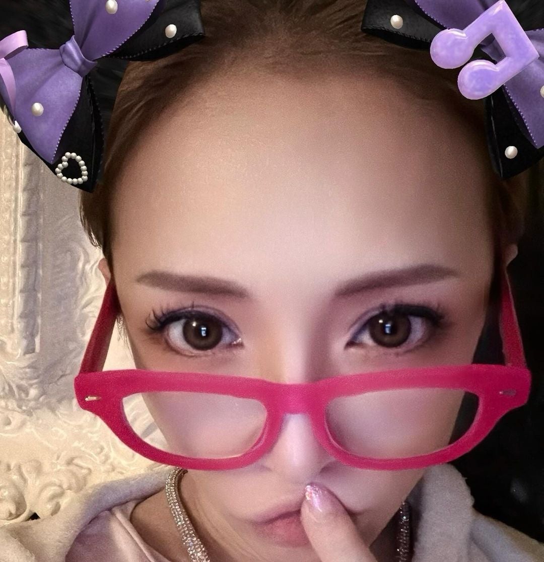 「めちゃ質問きた」浜崎あゆみの老眼鏡に質問殺到！？可愛すぎると話題に