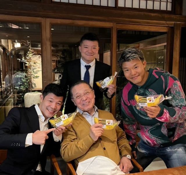 亀田興毅、三兄弟が揃った写真を投稿「やっぱり兄弟は鉄の結束」