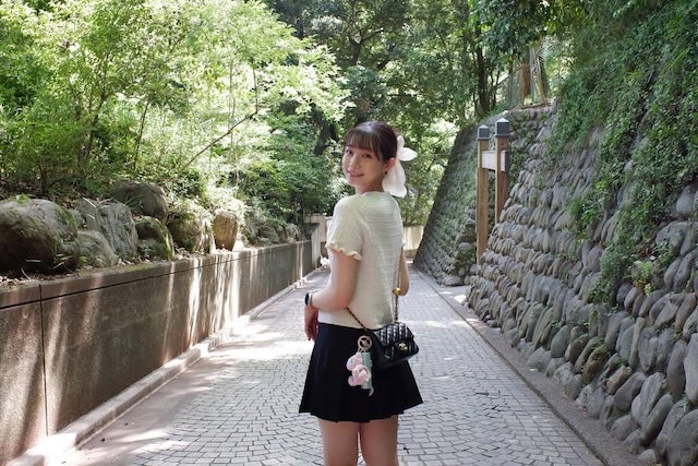 「うーむ、実に可愛い過ぎる」足立梨花、“見返り美人”な写真をアップ！