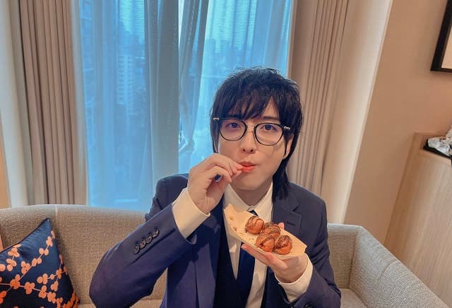 人気声優がトークショーで”食い倒れ”！？イケメン眼鏡ショットにファンメロメロ！