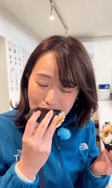 TBS篠原梨菜アナ、早朝グルメでおにぎりを両手食い!?美味しそうな