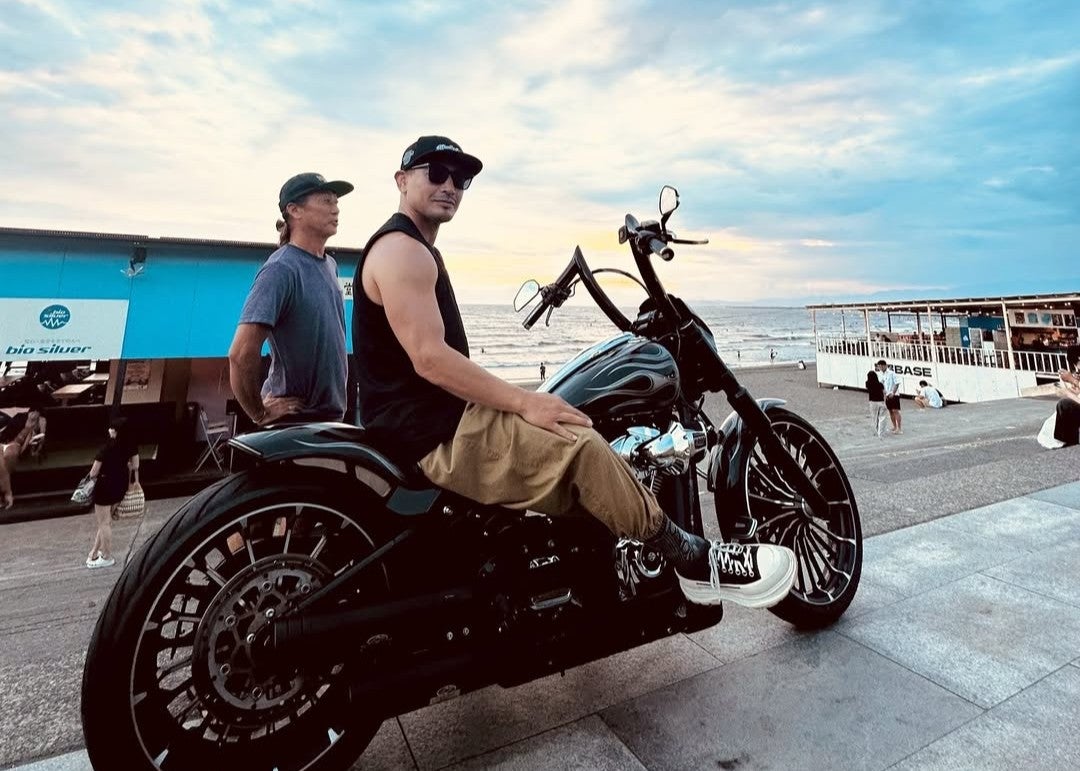 魔裟斗、海辺で大型バイクにまたがるクールショット公開！夏空を背に爽やかな存在感