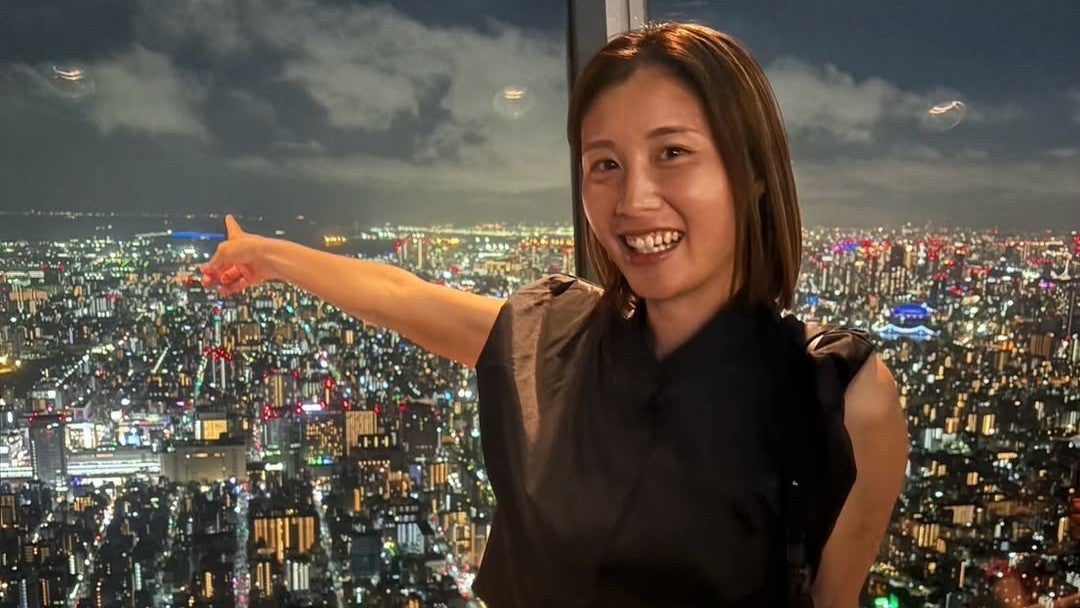 夜景に映える“笑顔と美スタイル”が話題　高層からの報告にファン歓喜