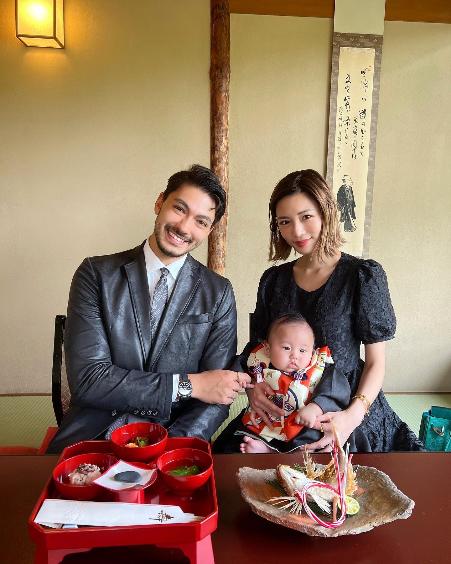 島袋聖南さん＆石倉ノアさんの息子が生後100日に❗️家族写真公開👶🏼💕