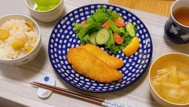 小倉優子　楽チン＆おいしい！オイシックスの冷凍サーモンフライと無印の栗ご飯でお手軽ディナー