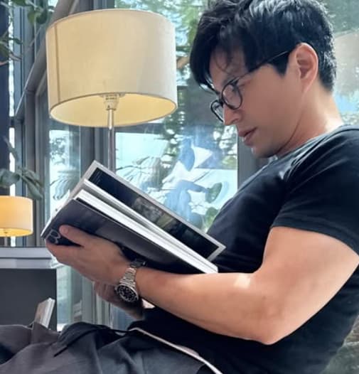 「見つめられてる本が羨ましい」大沢たかおの本に没頭する姿にファンうっとり