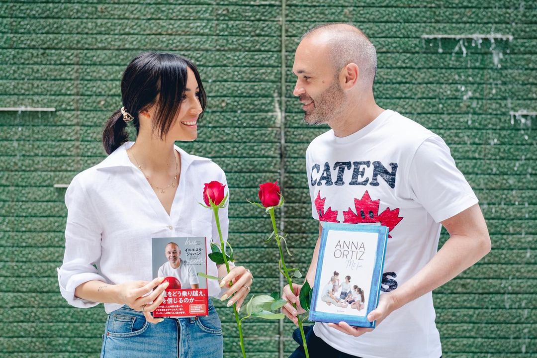「ハッピー サン・ジョルディ📚❤️🌹」イニエスタが夫婦で「本の日」を祝福🎉💖