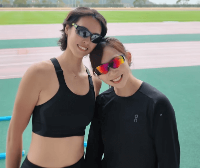 「素晴らしい」美しきモデルアスリート、仲間とタッグで競技場内のハードルトレーニング動画を公開！奮闘姿にファン見とれる「ゴージャス」