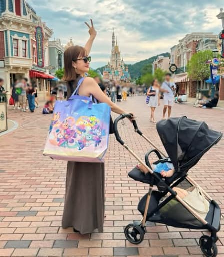 菊地亜美が娘と香港ディズニーに来園し充実ショットを披露！