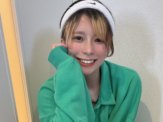 「スポーツ女子は好きですか？」元サッカー選手の美女、”部屋着の着座・ときめきショット”を披露！ファン恋落ち状態「好きです」