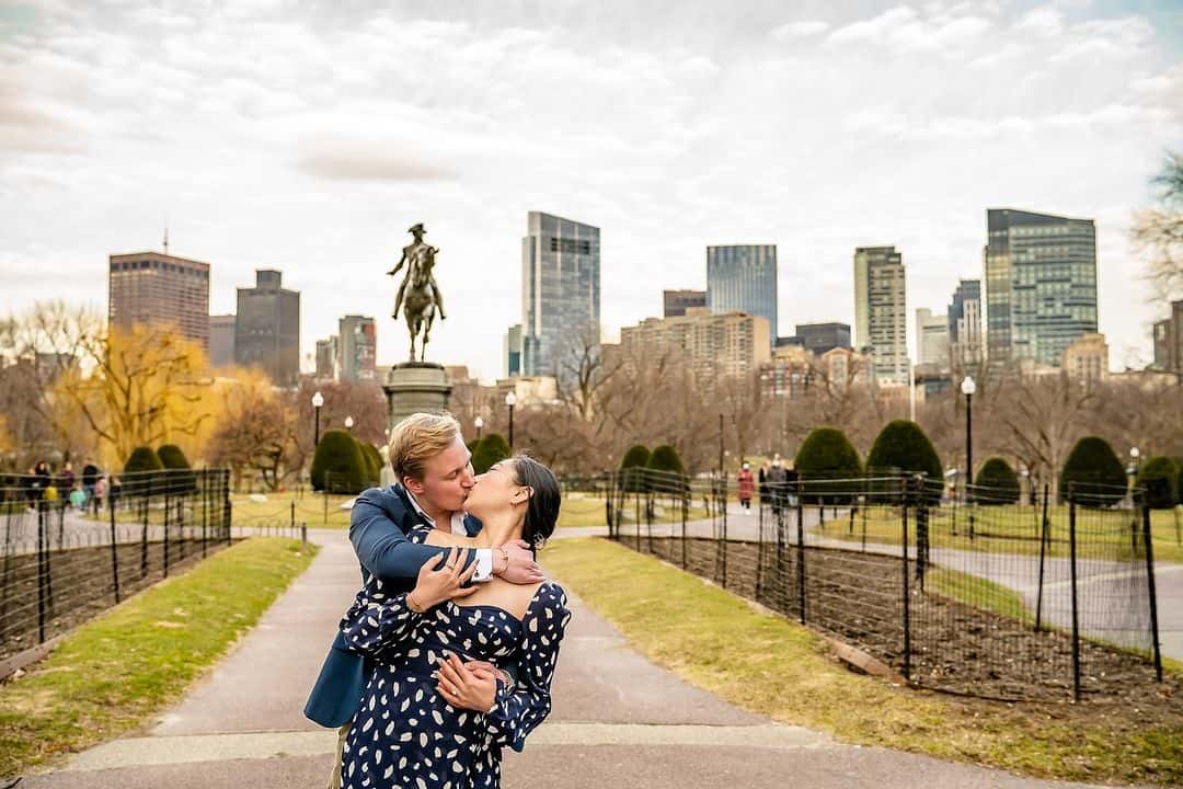 フィギュアスケート五輪メダリストが婚約を発表！ラブラブショット披露