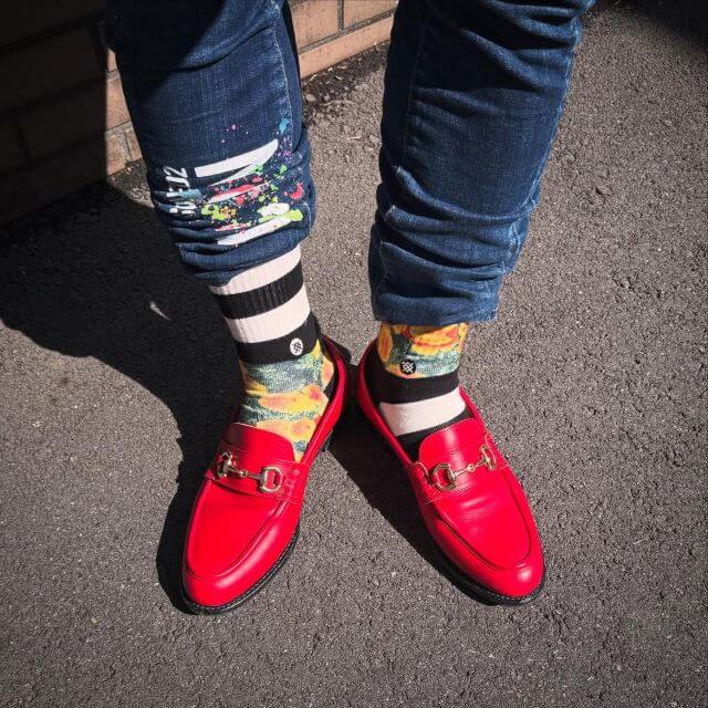 真っ赤なローファーが春を叫ぶ！鈴木みのるの花粉絶好調コーデ