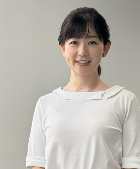 松尾由美子アナ、“窓辺のリラックスショット”に癒される！爽やか衣装で届ける休日のひととき