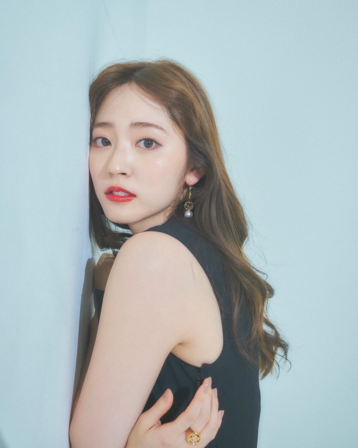 鈴木愛理さんの大人ショットにファン悶絶💋「愛理お姉ちゃんセクシー…❤️」「足なげー😆」