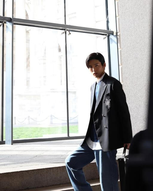 圧倒的オーラ！光と影が描く、目黒蓮の完璧なシルエット