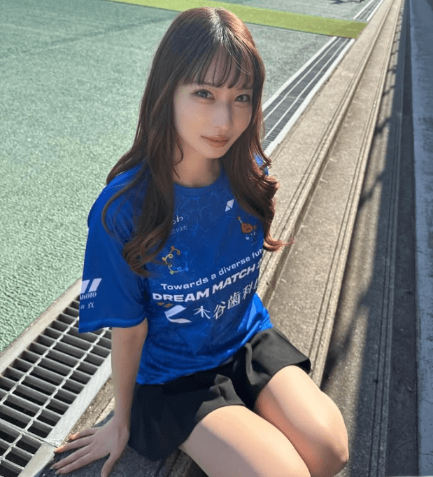 「超カワイイお！」国宝級美女ドラマー、サッカースタジアム内で魅せた”メガ美脚・姫ショット”にファン大熱狂！