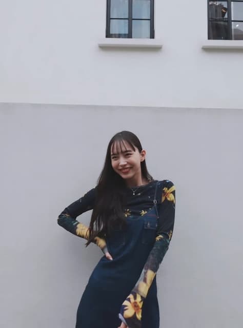 「デニムスカートに花柄トップスかっこいいしかわいい」井桁弘恵の私服オフショットにファンからコメント続々！