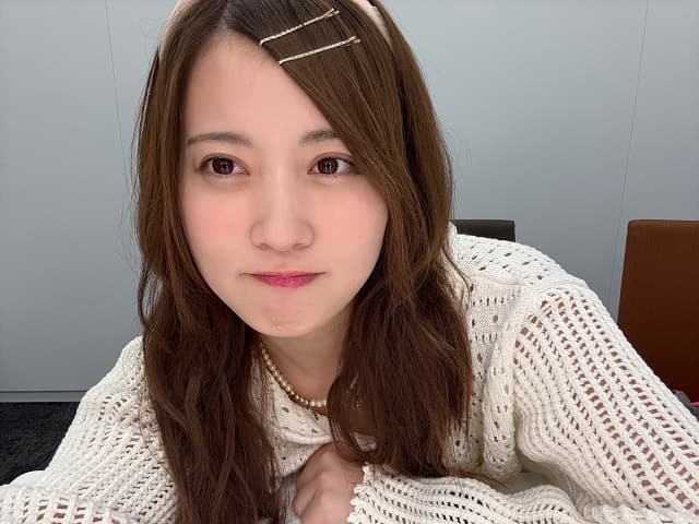 「正直なところ寒かったです」元AKB48 岡部麟がスケスケ&編み編み衣装を紹介！